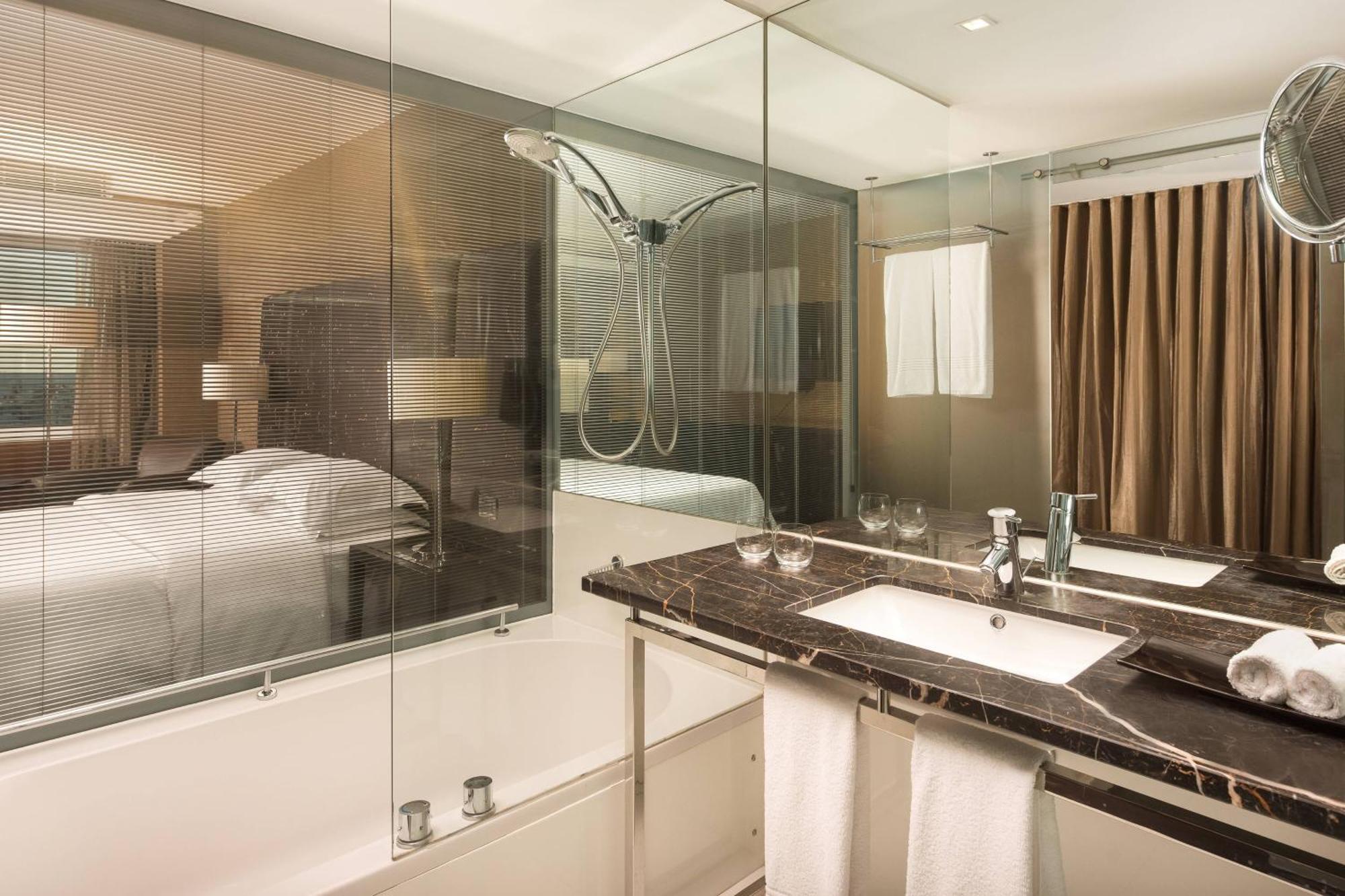 Premium Deluxe Guest room 1 Queen City view High floor